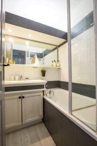 une salle de bain avec une baignoire, un lavabo et une douche dans l'établissement Le TROPIK, Panoramic SEA view, Holiday resort, à Grimaud