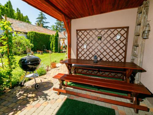 un patio con banco y parrilla en Holiday Home Duetto by Interhome, en Balatonszemes
