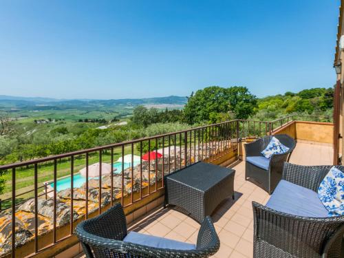 ヴォルテッラにあるHoliday Home Podere Santa Lucia by Interhomeの椅子とプールのあるバルコニー