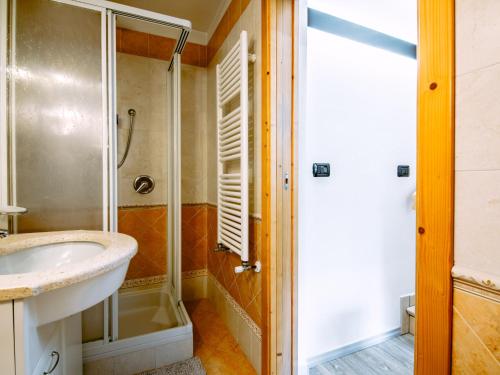 Ένα μπάνιο στο Apartment Cecilia-3 by Interhome