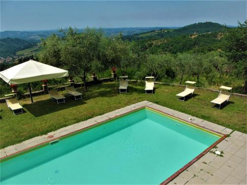 una piscina con gruppo di sedie e ombrellone di Holiday Home Capella by Interhome a Linari