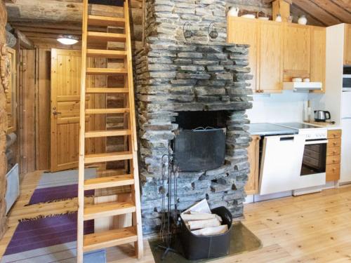ユッラスヤルヴィにあるHoliday Home Lomaylläs g101-tunturipolku 1a by Interhomeの石造りの暖炉とはしご付きのキッチン