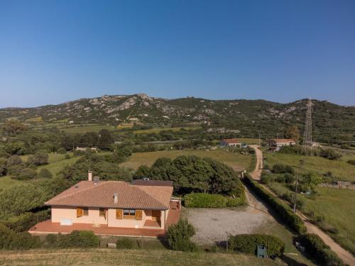 パラーウにあるHoliday Home Michelina - PAU112 by Interhomeの山を背景とした家屋の空見