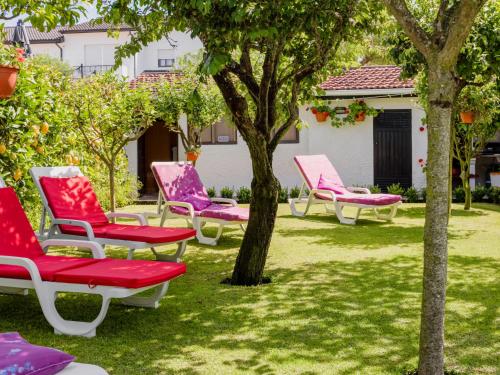 フンにあるHoliday Home Lopes - FAO125 by Interhomeの庭に座るピンクの椅子
