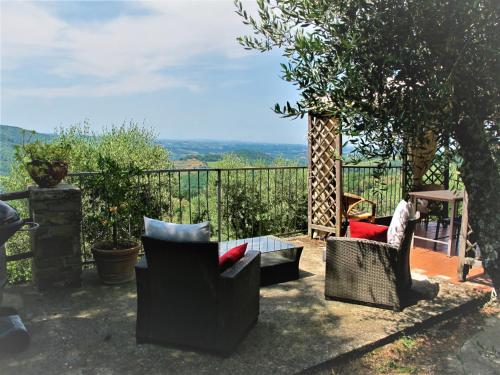 un patio con sillas y una mesa con vistas en Holiday Home Chiesa by Interhome, en Linari