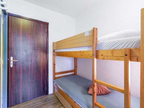 Cette chambre dispose de lits superposés avec 2 lits superposés et une porte. dans l'établissement Apartment Les Platanes-3 by Interhome, à Sainte-Maxime