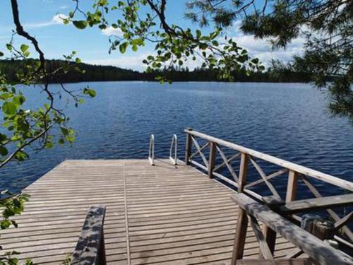 muelle de madera en un lago con vistas al agua en Holiday Home Koivukallio by Interhome en Mataramäki