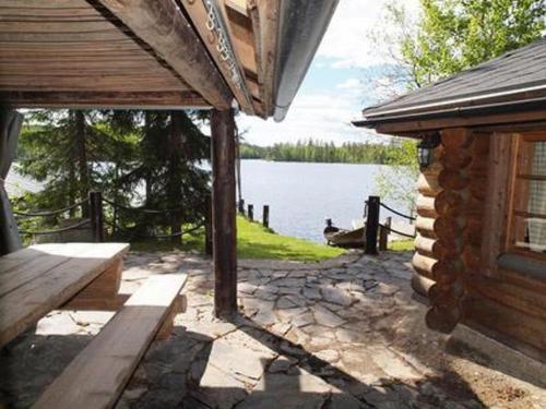 une terrasse couverte d'une maison avec vue sur le lac dans l'établissement Holiday Home Koivukallio by Interhome, à Mataramäki