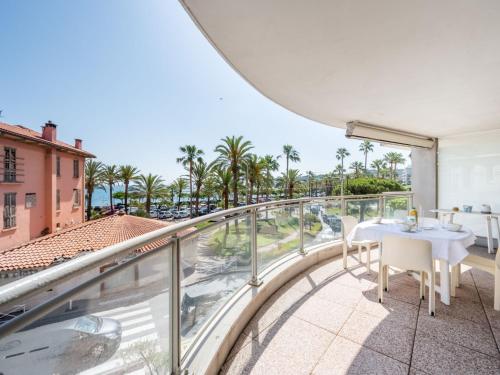 un balcon avec une table et une vue sur l'océan dans l'établissement Apartment Les allées du Cap-2 by Interhome, à Antibes