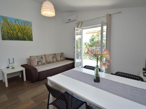 salon ze stołem i kanapą w obiekcie Apartment Ivka-2 by Interhome w mieście Tribunj