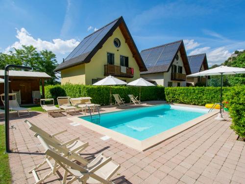 una piscina di fronte a una casa di Holiday Home Viola - BLU601 by Interhome a Coreglia Antelminelli