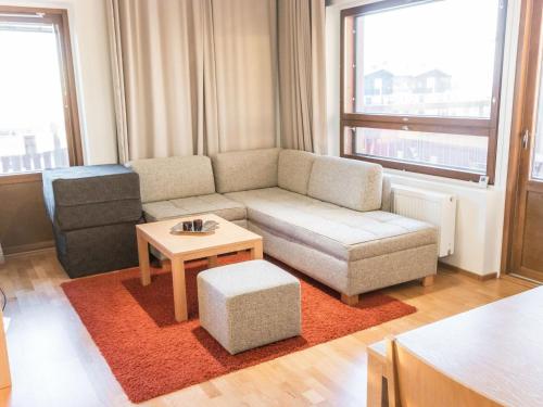 uma sala de estar com um sofá e uma mesa em Holiday Home Ski chalets 7204 by Interhome em Ylläsjärvi