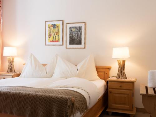 Postel nebo postele na pokoji v ubytování Apartment Chesa Derby 27 by Interhome