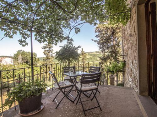 un patio con tavolo e sedie sul balcone. di Holiday Home La Terrazza by Interhome a Radda in Chianti