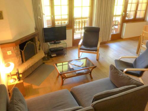 sala de estar con sofá y chimenea en Apartment Bergere-1 by Interhome, en Zermatt