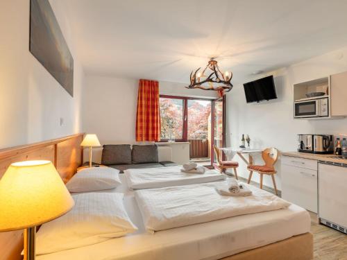Cet appartement comprend une chambre avec deux lits et une cuisine. dans l'établissement Studio Mittagssonne by Interhome, à Neukirchen am Großvenediger