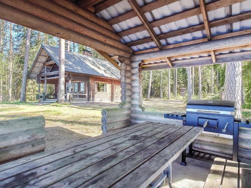 porche de madera con mesa de picnic y parrilla en Holiday Home Mäntylä by Interhome, en Soini