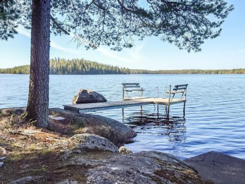 SoiniにあるHoliday Home Mäntylä by Interhomeの湖の桟橋に座る椅子2脚