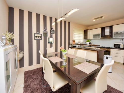 Kuchyň nebo kuchyňský kout v ubytování Holiday Home Stipe by Interhome