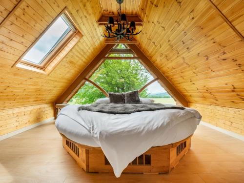 Tempat tidur dalam kamar di Chalet Jeschkenpanorama by Interhome