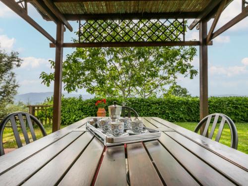 un tavolo da picnic con un vassoio di tazze sopra di Holiday Home Podere Berrettino-2 by Interhome a Reggello
