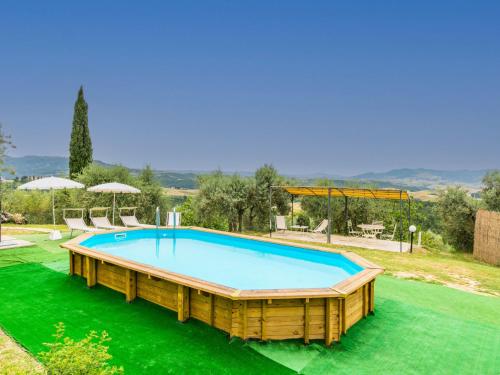 une grande piscine sur une pelouse verdoyante dans l'établissement Holiday Home Miranda by Interhome, à Villamagna