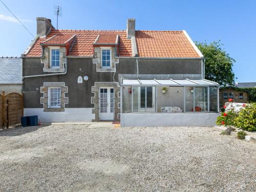 a house with a driveway in front of it at Holiday Home Ty Ruz by Interhome in Plouescat