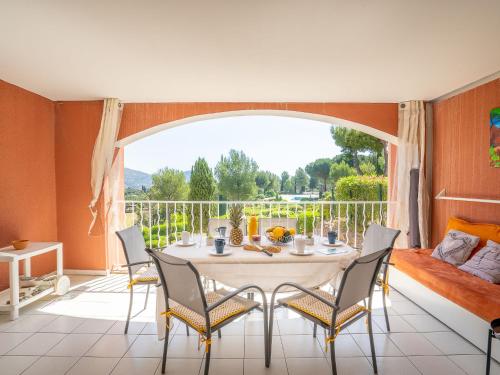 une salle à manger avec une table et des chaises et une grande fenêtre dans l'établissement Apartment Le Hameau - K4 124 by Interhome, à Agay