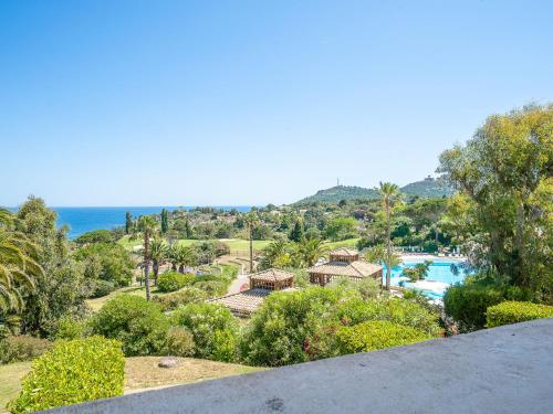 une vue aérienne d'un complexe avec piscine dans l'établissement Studio Le Village - C2 105 by Interhome, à Agay