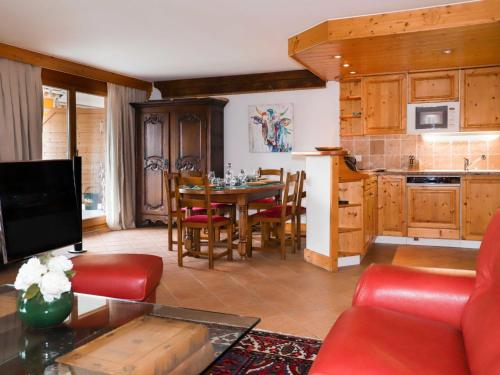 sala de estar con mesa y cocina en Apartment Résidence Bristol 4 by Interhome en Villars-sur-Ollon