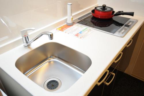 Un fregadero de cocina con una olla en la estufa en HIZ HOTEL Kyoto Nijo Castle - Vacation STAY 12565v, en Kioto