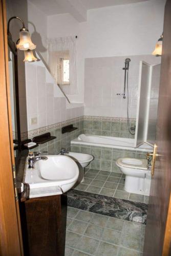 ein Badezimmer mit zwei Waschbecken, einer Badewanne und einem WC in der Unterkunft Casa vacanze vicoportone in Gaeta