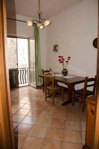 ein Esszimmer mit einem Tisch, einem Tisch und Stühlen in der Unterkunft Casa vacanze vicoportone in Gaeta