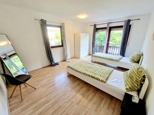 Relaxe Wohnung Bergstraße HP في Ober-Laudenbach: غرفة كبيرة بها سرير ونوافذ