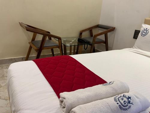 Postel nebo postele na pokoji v ubytování Hotel Sangeeth Palace