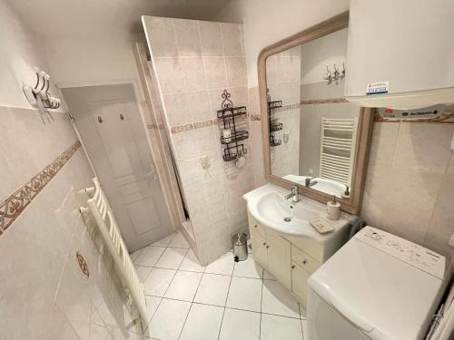 une salle de bain avec un lavabo, des toilettes et un miroir dans l'établissement Nice Renting - 9 MASSENA - Spacious apartment Massena Square - AC - fully equipped, à Nice