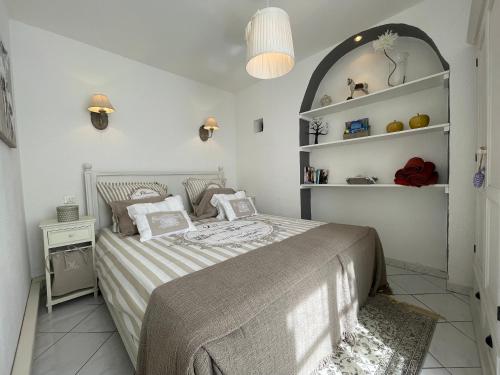 une chambre avec un lit et une étagère dans l'établissement Nice Renting - 9 MASSENA - Spacious apartment Massena Square - AC - fully equipped, à Nice