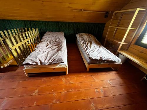 um quarto com duas camas num camarote em Klimatyczny drewniany domek w górach em Lachowice