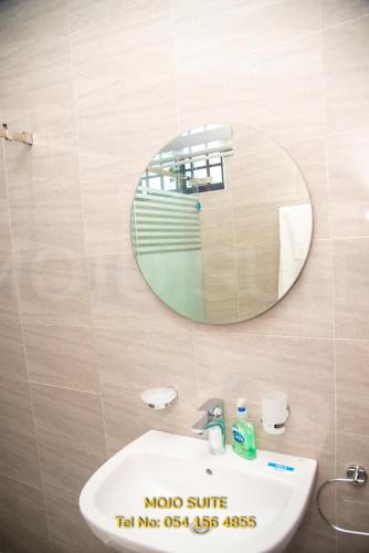 a bathroom with a mirror and a sink at Mojo Apartment, Tema in Tema