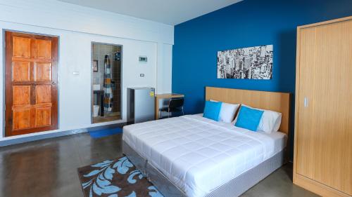 Säng eller sängar i ett rum på Bangtao Guest House