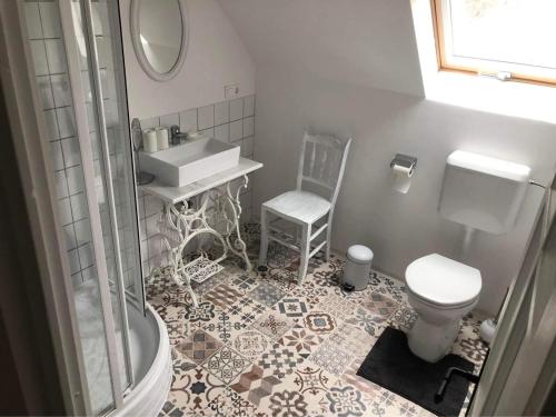 y baño con lavabo, aseo y espejo. en Balaton home with a majestic view en Balatonederics