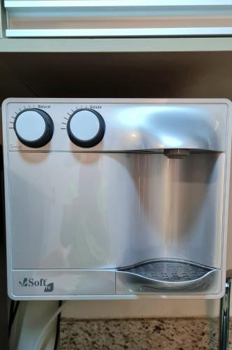 a toaster oven sitting on top of a counter at Flat Tabatinga Nord, vista para o mar in Conde
