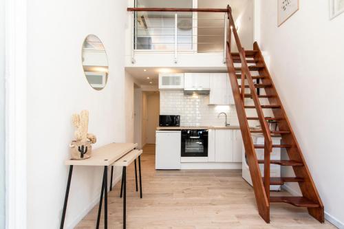 - une petite cuisine et un escalier dans un petit appartement dans l'établissement Maison Bianchi - Prefecture - Old Town, à Nice