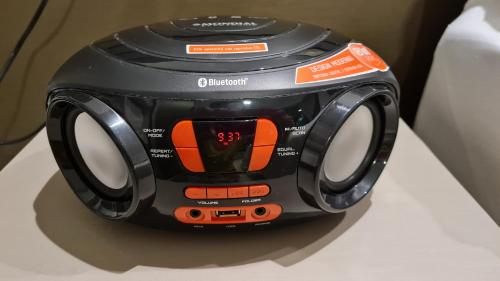 a black toaster sitting on top of a table at Flat Tabatinga Nord, vista para o mar in Conde