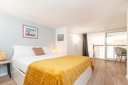 une chambre avec un lit avec une couverture jaune dessus dans l'établissement Maison Bianchi - Prefecture - Old Town, à Nice