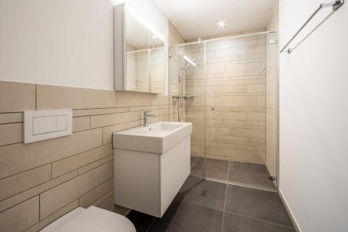 uma casa de banho com um WC e um lavatório em Vallada 11-06 em Flims