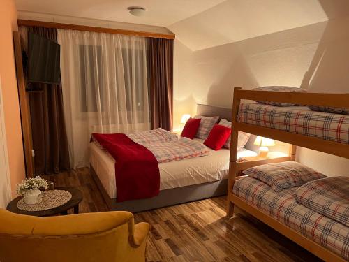Hotel Central Vlašić في فلاسيتش: غرفة نوم مع سريرين بطابقين وأريكة