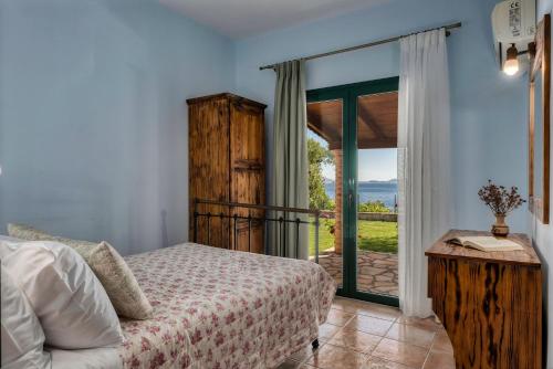Ένα ή περισσότερα κρεβάτια σε δωμάτιο στο Anatoli Apartments - Tranquil Location & Stunning Views, by ZanteWize