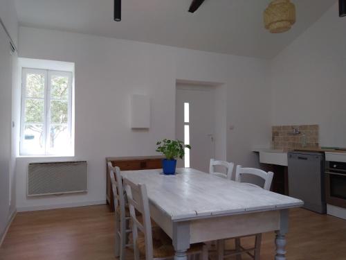 - une cuisine avec une table et des chaises dans la chambre dans l'établissement Guest house aux portes du Bassin d'Arcachon, à Mios