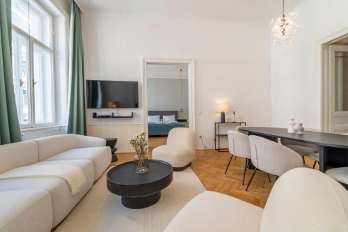 ein Wohnzimmer mit einem Sofa und einem Tisch in der Unterkunft Joseph I levestate in Wien